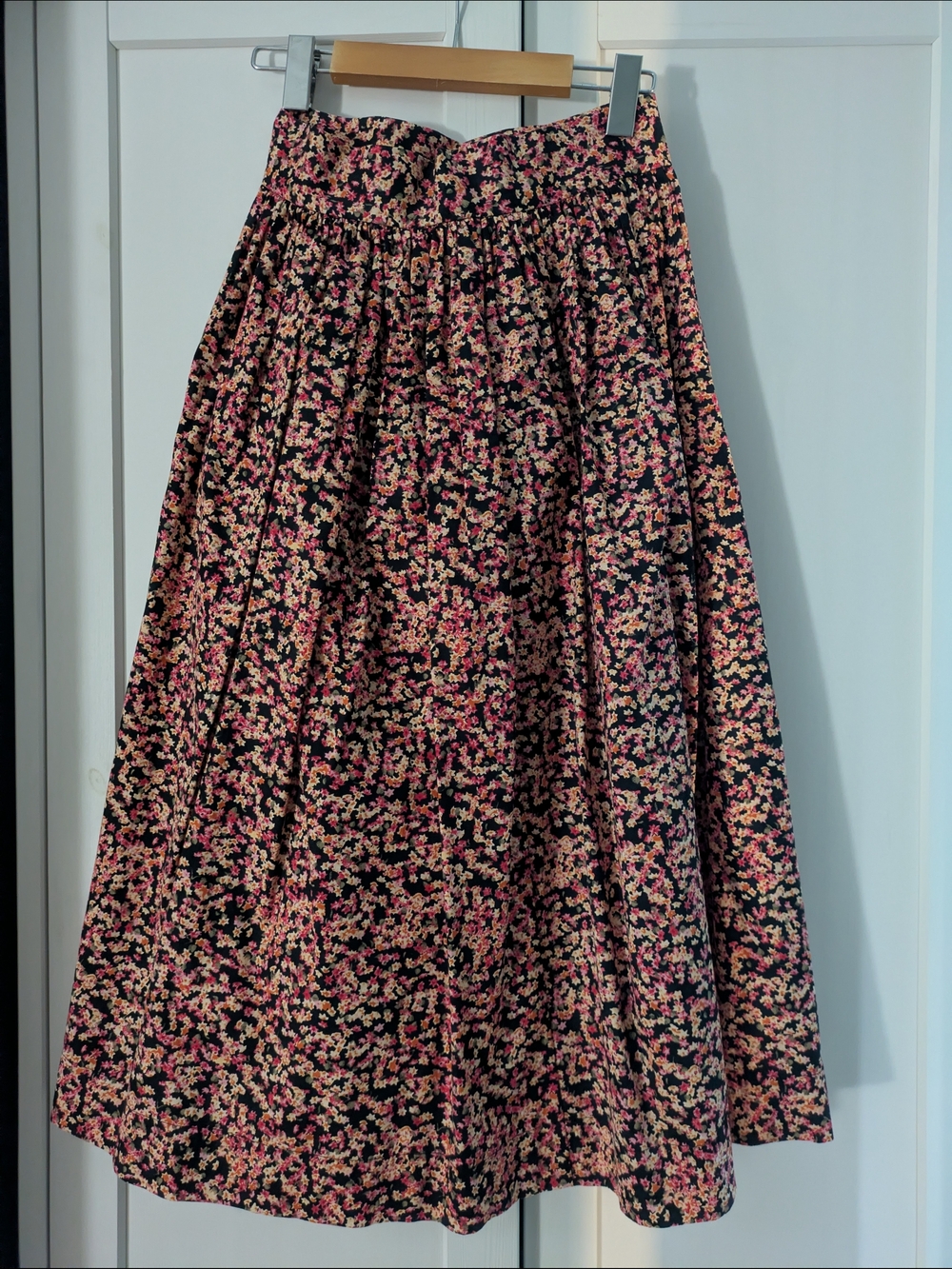 H&M Size 4 Black A-Line Midi Skirt with Pink/Orange/Green Floral Print